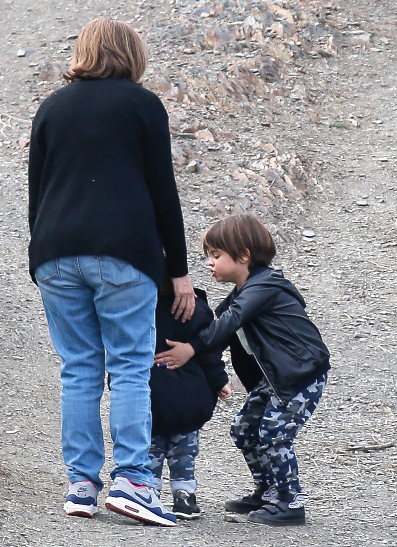 Le dio un abrazo a su hermanito, ¡qué lindo!