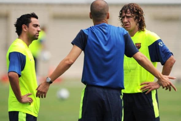 Xavi y Carles Puyol son quizás el símbolo de la transición en el juego. Xavi la exquisitez con el balón, Puyol la vieja furia, no carente de calidad.