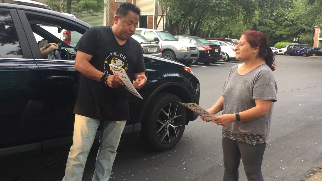 Las comunidades inmigrantes de Georgia vivieron entre los rumores y el miedo el inicio de lo que según el gobierno federal serán varios días de operativos para poner bajo custodia y deportar a indocumentados. En horas de la tarde de este domingo, tanto grupos activistas como Inmigración no habían confirmado detenciones en la región. Al norte de Atlanta, más de 70 personas se reunieron desde muy temprano en la sede de la organización Alianza Latina de Georgia por los Derechos Humanos (GLAHR), desde donde se formaron una decena de grupos que salieron a verificar si agentes del Servicio de Inmigración y Control de Aduanas de los Estados Unidos (ICE) estaban en los vecindarios arrestando a personas.