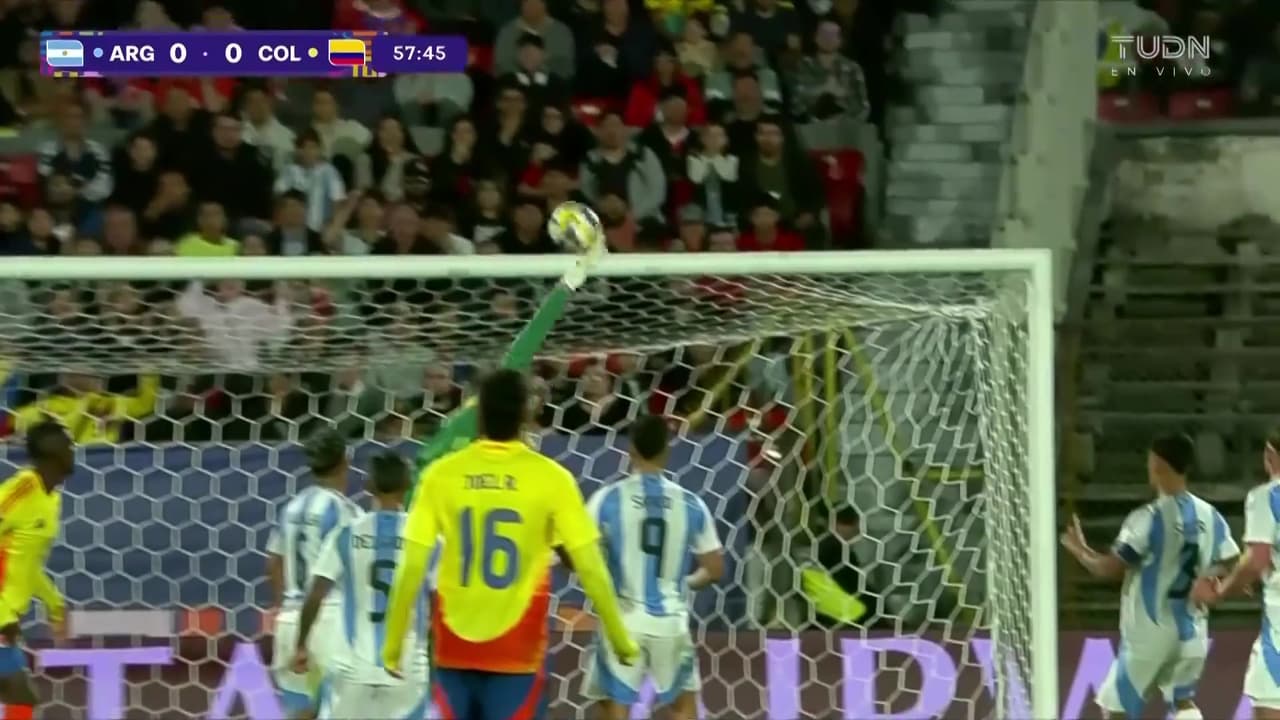 ¡Barbi se convierte en héroe! El arquero saca el balón del ángulo