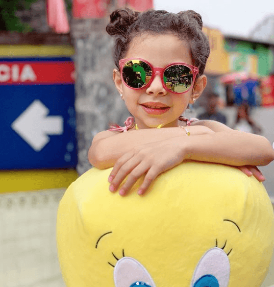 La querida 'mini Vero' presumió su muñeco de peluche que se ganó en uno de los juegos del parque de diversiones.