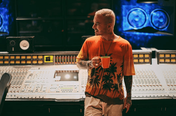 El aroma del café colombiano es único, es por eso que para Balvin es tan adictivo tener una taza de café para iniciar el día.