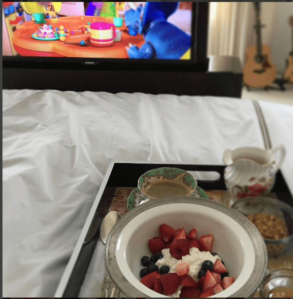 Desde la cama viendo la tele, esa tacita no falta para despertar.