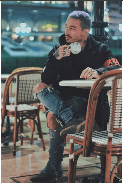 Con un café y el saludo "Buenos di, buenos di, buenos díaaaaas" es como el reggaetonero J Balvin inicia sus mañanas. Ah claro, termina con un enérgico grito de "A trotarrrr".