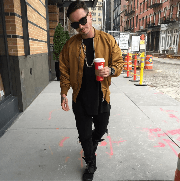 Muchas veces lo hemos visto con sus ojitos recien despertados, pero ya con café en mano. ¡Es parte de él!