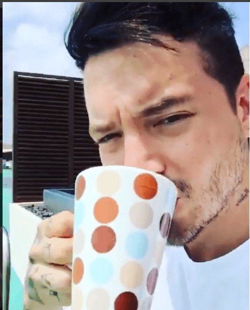 Este muchacho no tiene una taza favorita, sólo sabemos que le encanta tomar café.