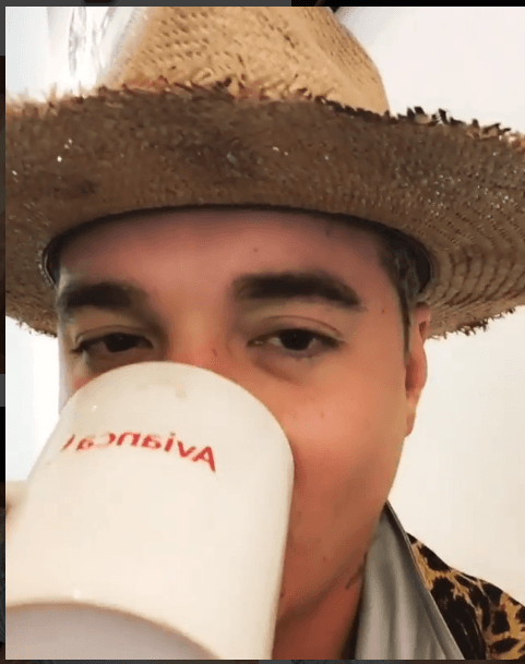 J Balvin sube todos los días una imagen en la que se le puede ver tomando café.