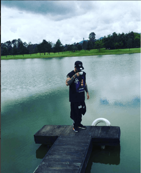 Y la lleva con él a todo lugar, ya que para él es casi como un ritual eso de tomar café.