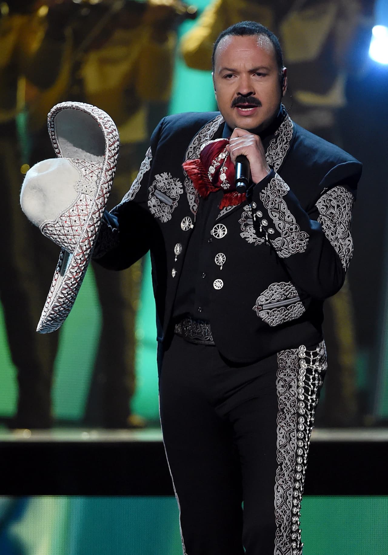 Pepe Aguilar es un cantante, compositor, músico y productor e hijo de dos leyendas de la música y el cine mexicano: Antonio Aguilar y Flor Silvestre.