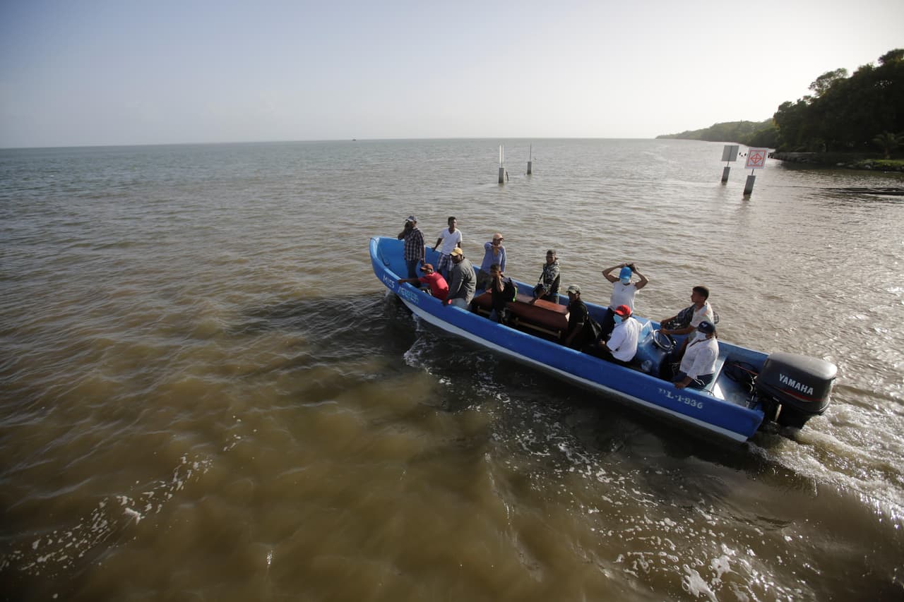 Los familiares transportan el ataúd de su pariente, tras un accidente de barco este jueves, en la Base Naval de Cataratas, Puerto Lempira, en el departamento Gracias a Dios (Honduras).