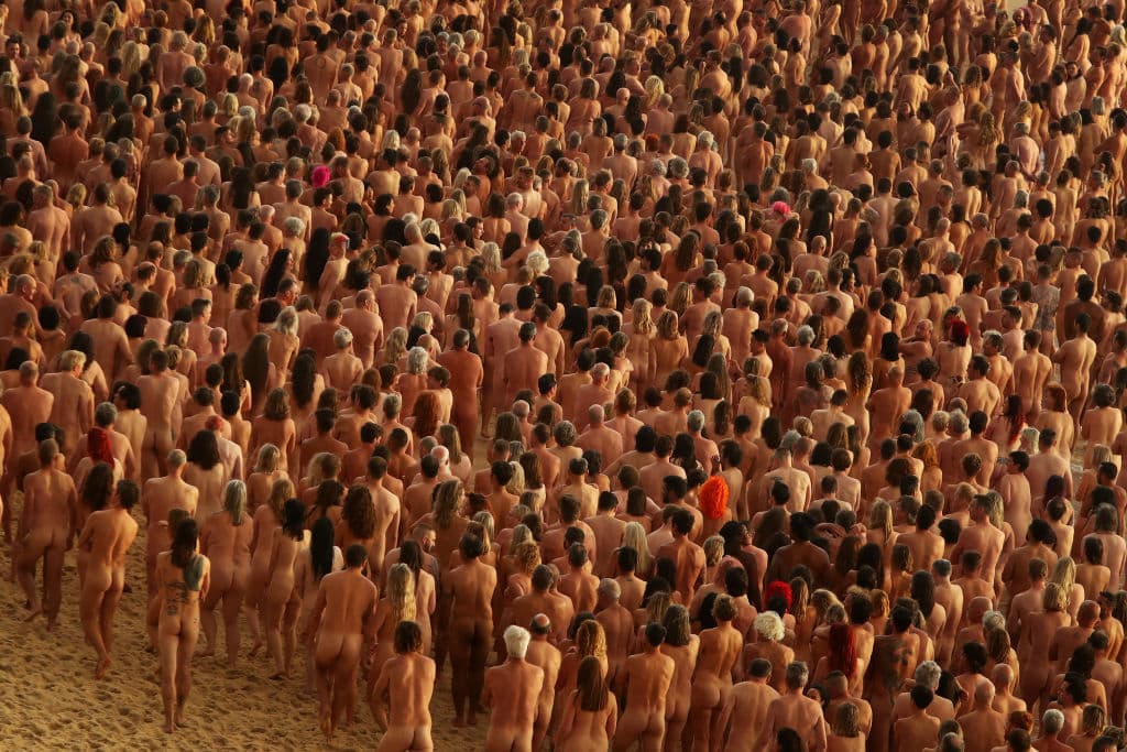 "He pasado la mitad de mi vida bajo el sol y me han retirado un par de melanomas malignos de la espalda", comentó a AFP Bruce Fasher, un participante de 77 años. "Me pareció una buena causa y me encanta quitarme la ropa en playa Bondi", agregó.