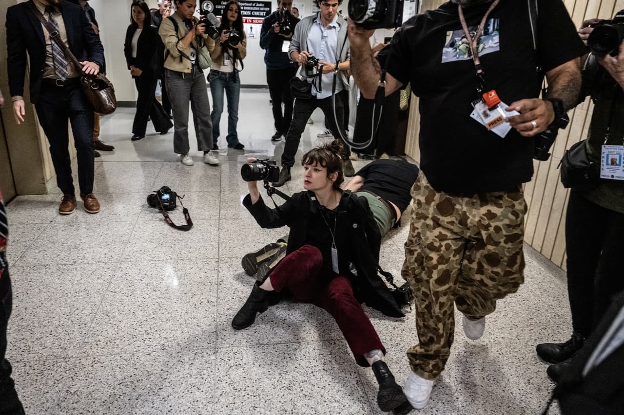 Durante el altercado, otros dos
<b>periodistas que se encontraban detrás también fueron derribados al suelo</b>, provocando que uno de ellos se golpeara en la cabeza con fuerza.