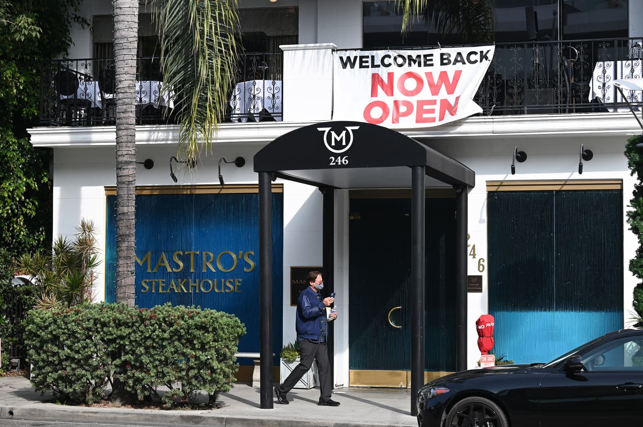 Cálculos de la Corporación de Desarrollo Económico de 
<a href="https://www.univision.com/local/los-angeles-kmex/">Los Ángeles</a> indican que se podrían perder unos 700,000 empleos en la industria alimentaria y el 75% de esas pérdidas afectarían a los trabajadores que ganan $ 50,000 o menos al año.