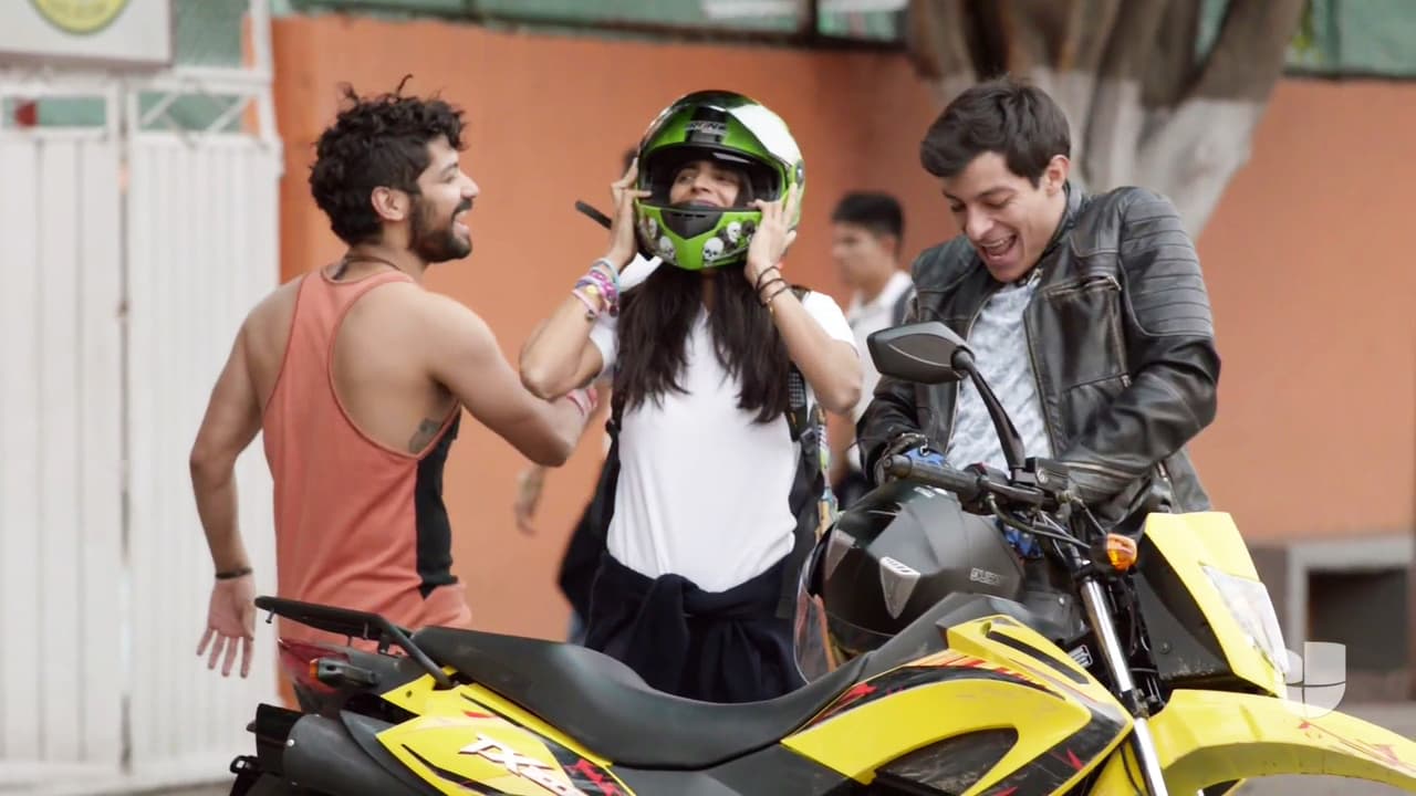 Rosario se marchó con él sin percatarse de laz miradas perversas de unos hombres.