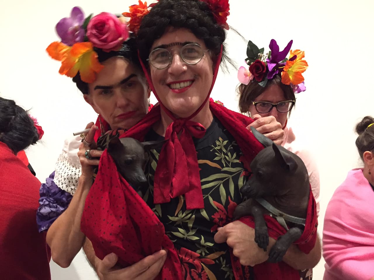 Herschel Weisfeld, Nancy Miler y sus 
<b>dos perros xolos.</b>
<br>"El arte debe ser accesible para todos", dijo Weisfield. "Esto es un juego que tiene una parte de educación, qué bueno que la gente venga y participe".