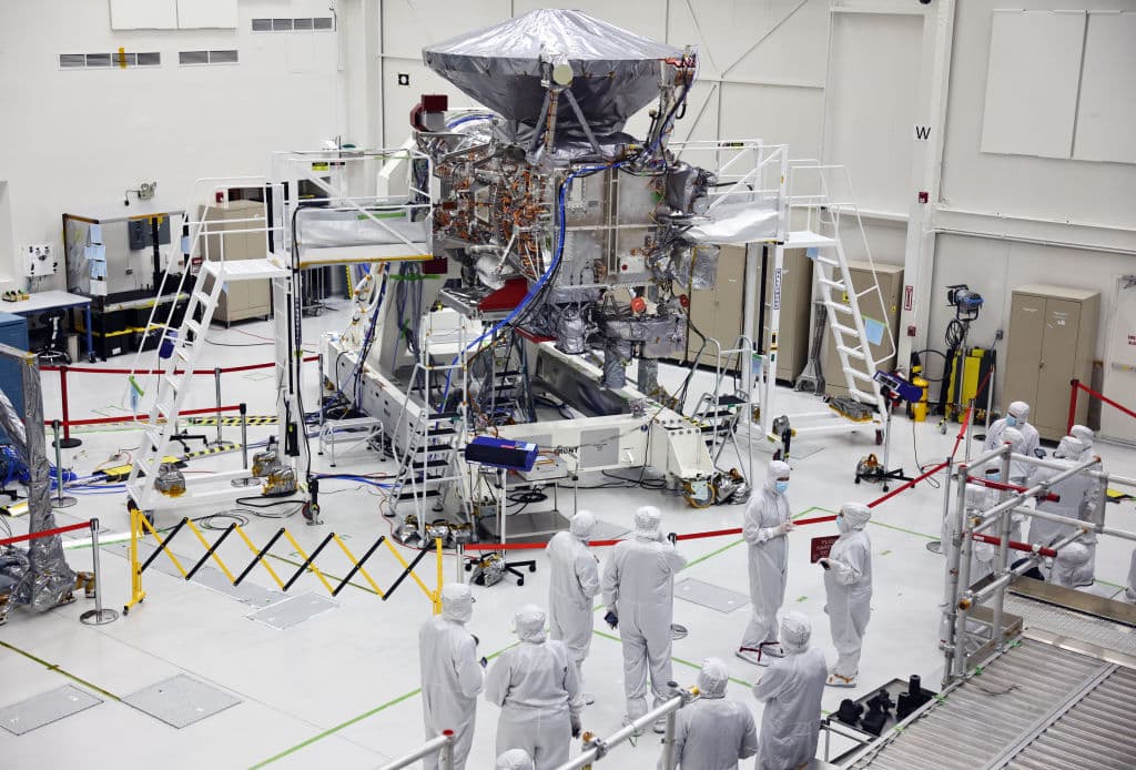 Los nombres de más de 2.6 millones de personas van incluidos en la sonda espacial, junto al poema 'In Praise of Mystery: A Poem for Europa', de Ada Limón.