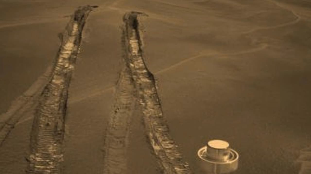 Así quedaron registradas las huellas del explorador por la `Duna Purgatorio´.