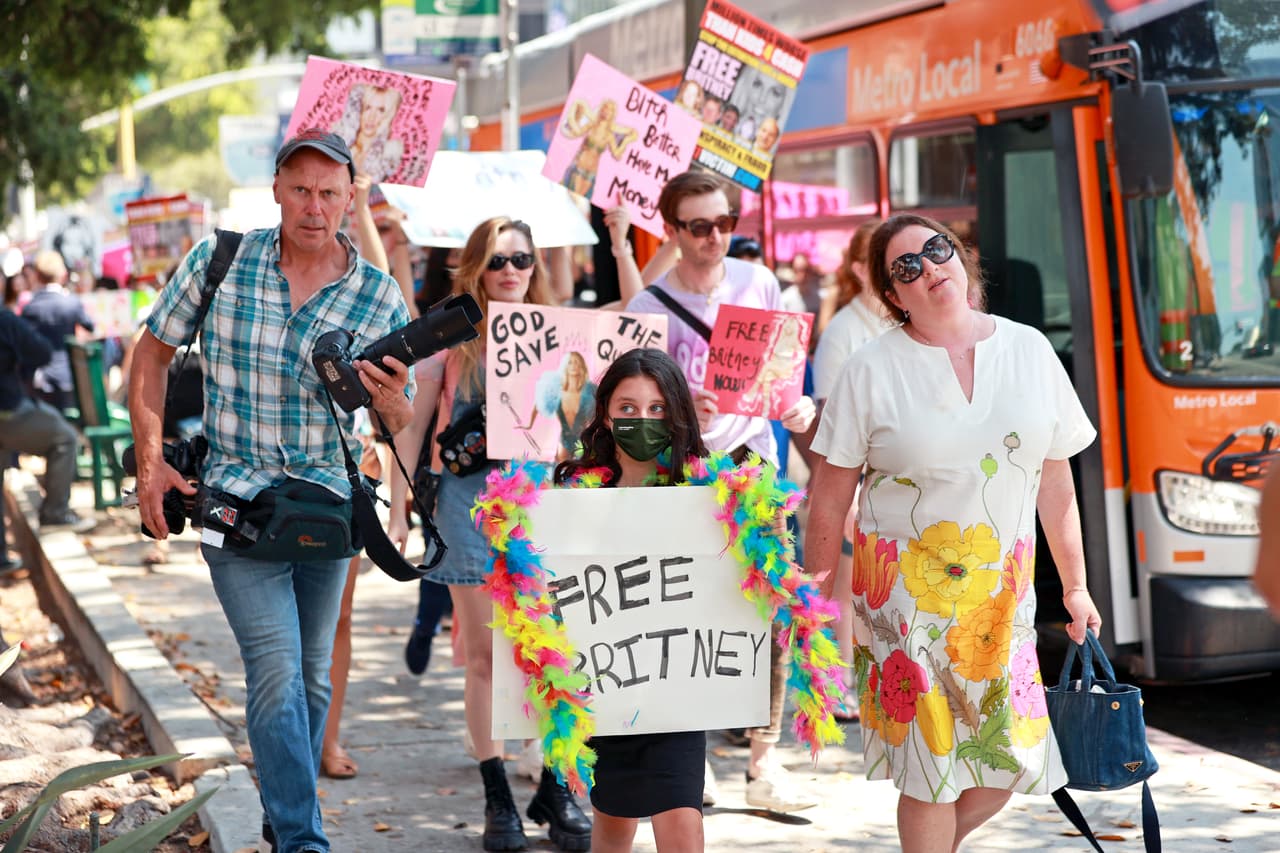 Admiradores de Britney Spears asisten a un mitin #FreeBritney este miércoles 14 de julio de 2021 en Los Ángeles, California.