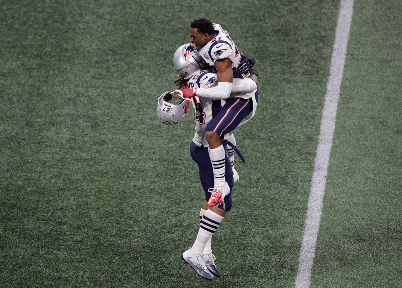 Los Pats saltaron al campo a festejar toda vez que el reloj marcaba ceros para salir y dejar fluir todo aquello que por cuatro cuartos estuvo contenido.