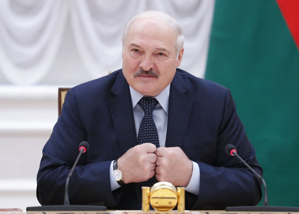 El presidente de Bielorrusia, Alexander Lukashenko, habla durante una reunión con funcionarios de la Comunidad de Estados Independientes en Minsk el 28 de mayo de 2021.