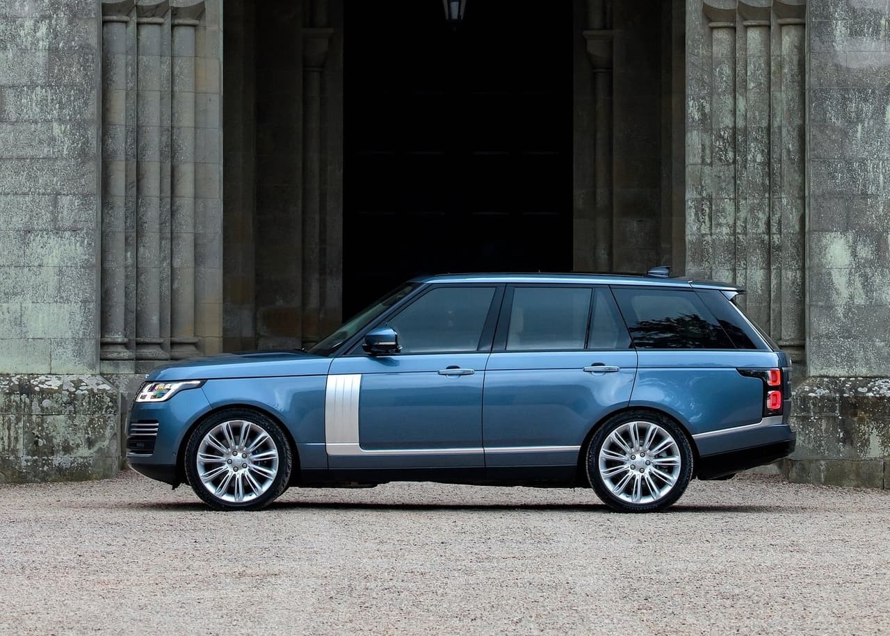 Si los rumores de venta del Lamborghini Aventador son ciertas, es probable que no lo extrañe tanto, ya que en su colección existen interesantes como esta Land Rover Range Rover que compró, según rumores, por unos 100,000 dólares. Esta camioneta quizás sea el vehículo de uso más familiar de William Levy.