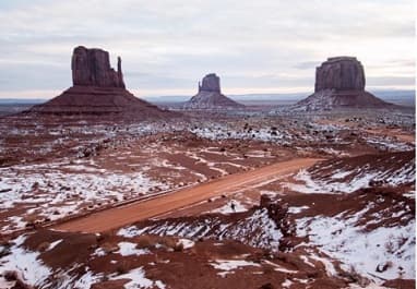 Las tormentas han dejado cubierto de nieve el norte de Arizona, desde Flagstaff hasta la zona de Monument Valley. Foto de Instagram @Otellonine