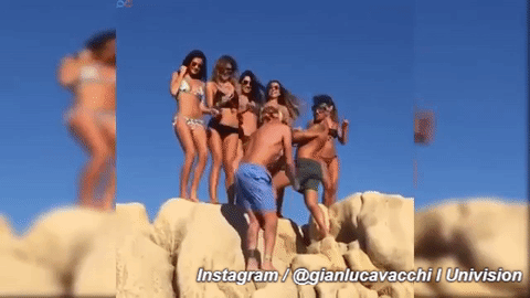 Rotación, brazos extendidos y nuevamente golpes de cintura: uno, dos, tres, y vuelta a empezar.