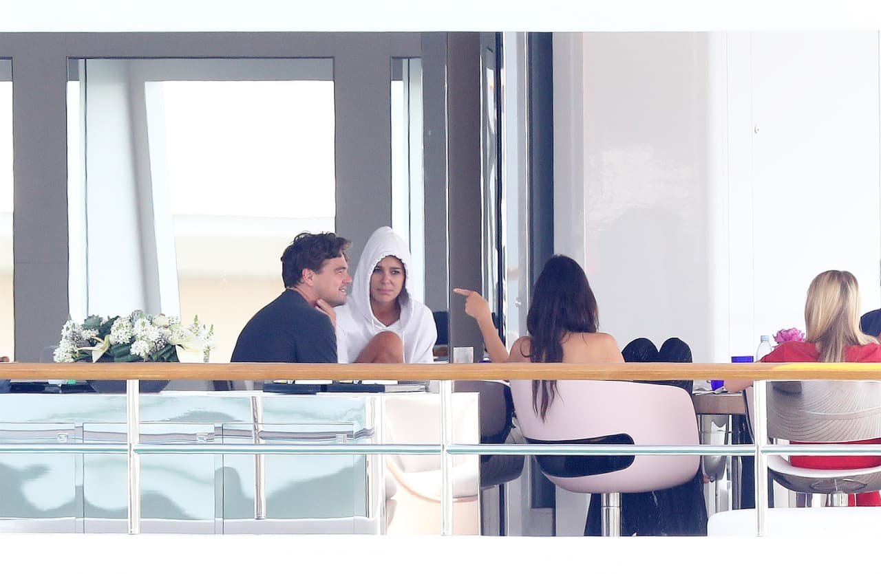 El actor y su novia se encuentran de vacaciones de verano en Saint-Tropez, ciudad perteneciente a la Costa Azul del sureste de Francia.