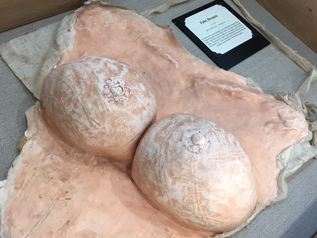 Los recuerdos del desamor encuentran cariño en un museo de Los Ángeles