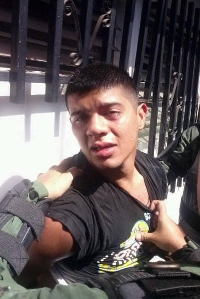 Héctor Mabuel P. publicó en su cuenta de Twitter esta fotografía del arresto de un joven manifestante por agentes antimotines de la policía en el estado de Táchira.