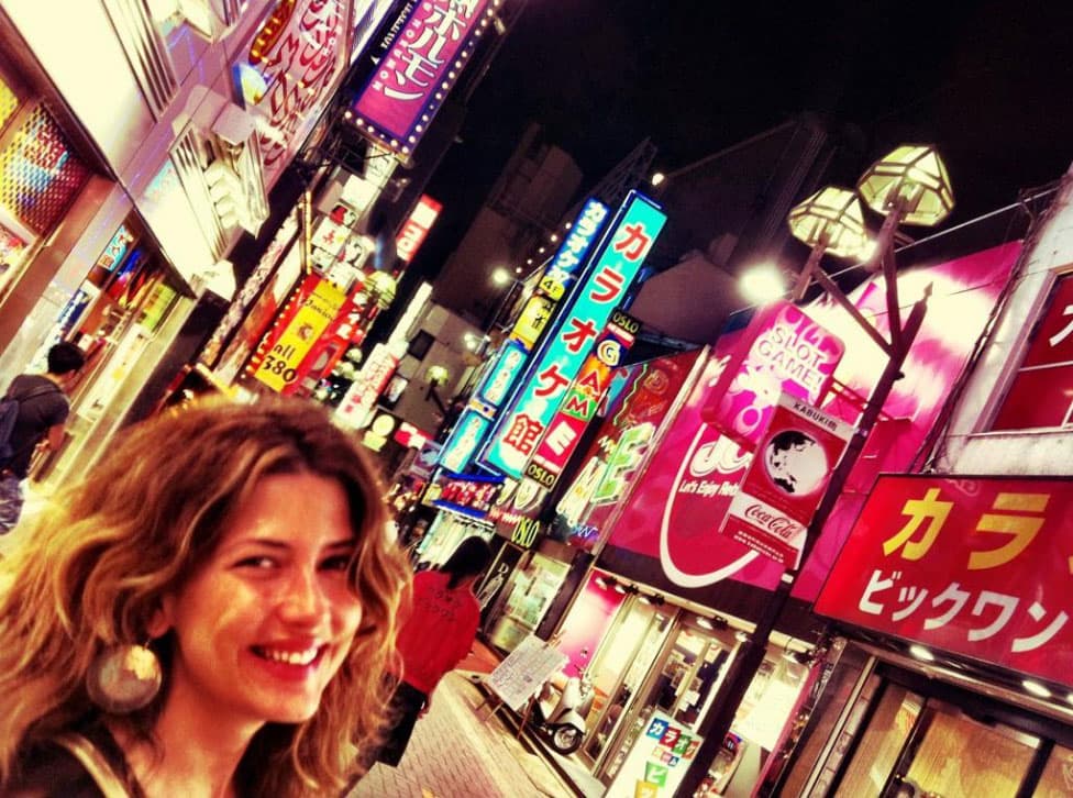 Le encanta bailar, sobre todo el género Salsa cuando va a Cali.