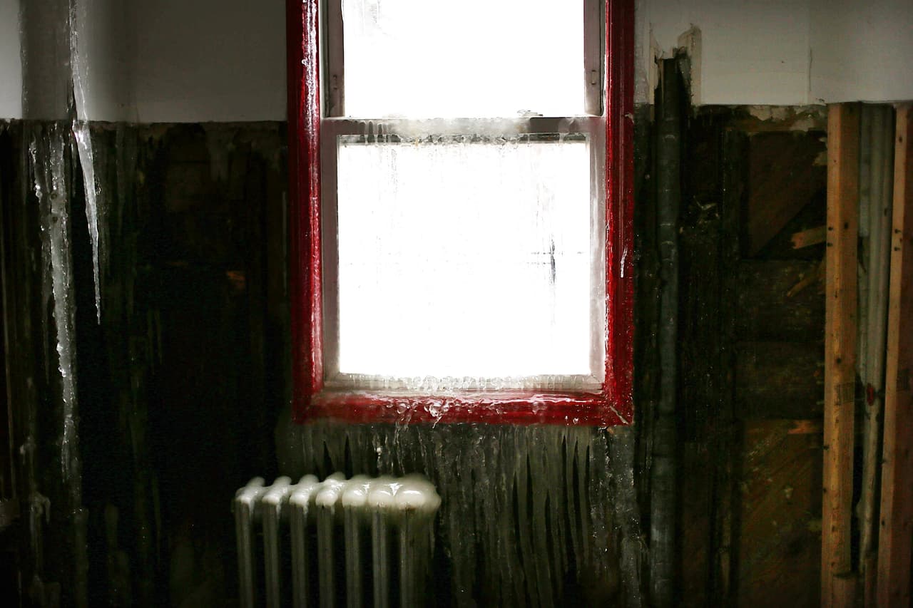 <b>Sella las fugas de aire</b> alrededor de los agujeros para tuberías, los huecos alrededor de las chimeneas y las luces empotradas en los techos aislados.