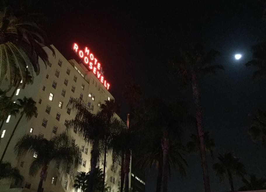 <b>Roosevelt Hotel</b>: 
<br>Si buscas un encuentro con un espíritu famoso, una visita al Roosevelt debe estar en tu itinerario. Se dice que la legendaria Marilyn Monroe y el famoso actor Montgomery Clift todavía deambulan por las habitaciones del hotel.