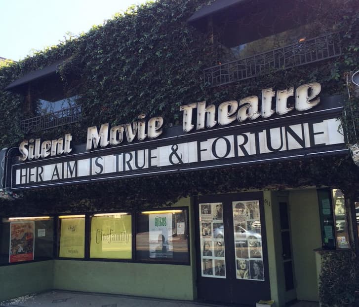 <b><a href="https://www.atlasobscura.com/places/silent-movie-theater" target="_blank">Silent Movie Theatre</a></b>: 
<br>Los cinéfilos de Los Ángeles conocen este teatro porque es uno de los que todavía pone en cartelera las cintas de la época de oro de Hollywood. Pero quizás no todos saben que el teatro también fue el escenario de un sangriento asesinato. En 1997 Larry Austin, el entonces dueño, fue acribillado en el edificio y muchos aseguran que su espíritu nunca ha abandonado su amado teatro.