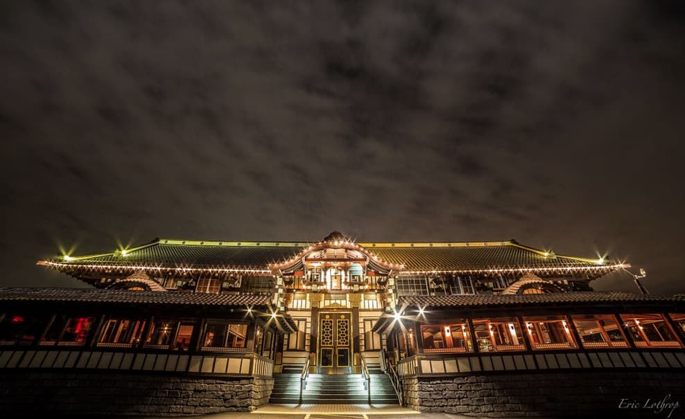 <b>Yamashiro</b>: 
<br>Ubicado en la cima de la avenida Sycamore, este restaurante japonés ofrece algunas de las vistas más impresionantes de Los Ángeles. Pero aquí los comensales cuentan con acompañantes del más allá. De acuerdo con las leyendas, por lo menos tres espíritus han hecho de Yamashiro su “residencia” permanente.