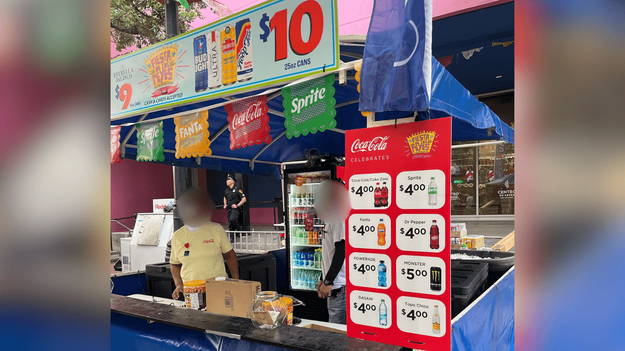 Algunas bebidas alcohólicas en lata están en $10, mientras que refrescos y agua embotellada cuestan $4.