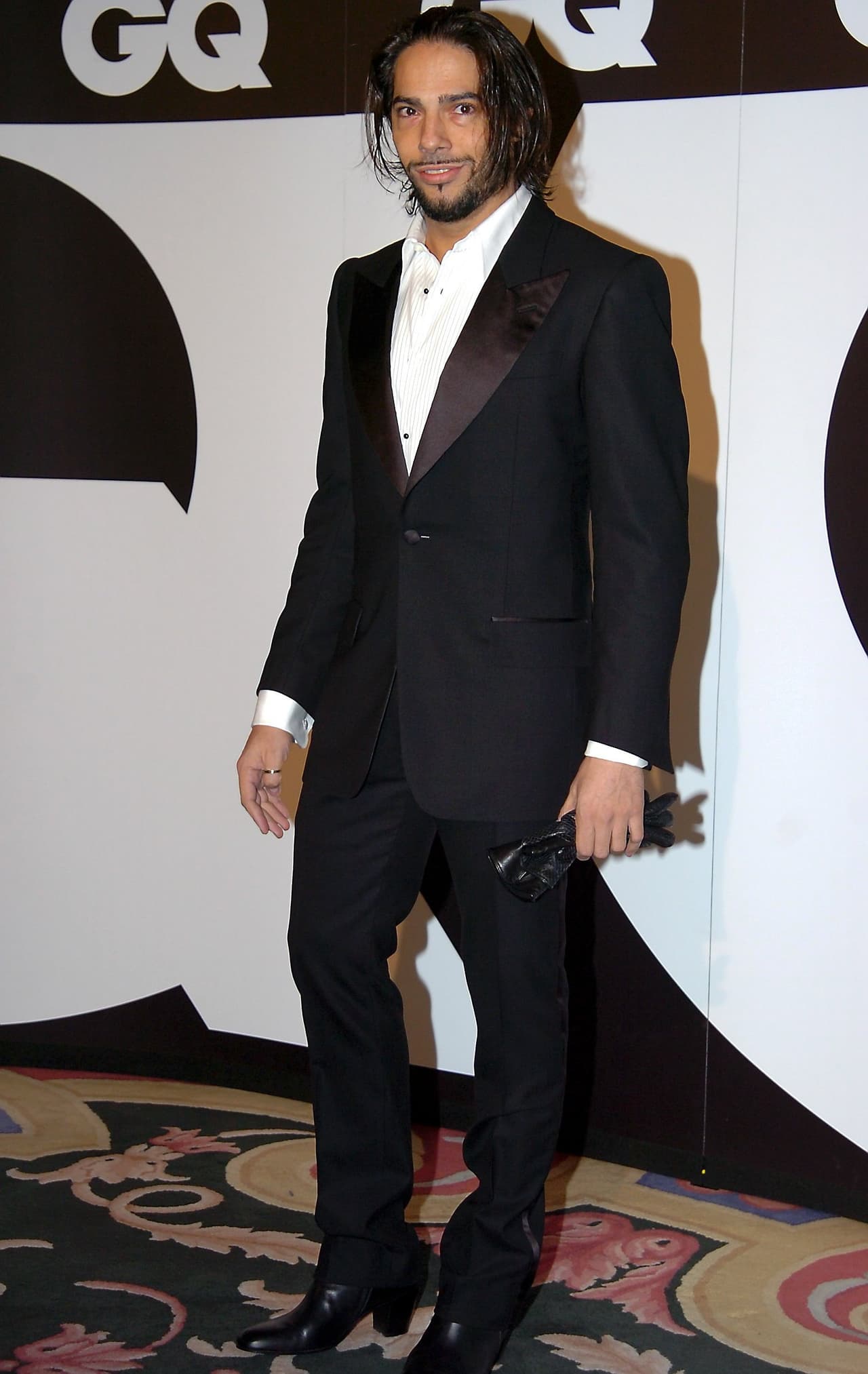 El multipremiado
<b><a href="https://www.univision.com/entretenimiento/el-bailaor-joaquin-cortes-sera-papa-por-primera-vez-a-sus-49-anos">bailarín español Joaquín Cortés</a></b>, llega a engalanar y complementar a las dos damas que estarán a su lado, domingo a domingo, a partir del 29 de julio.