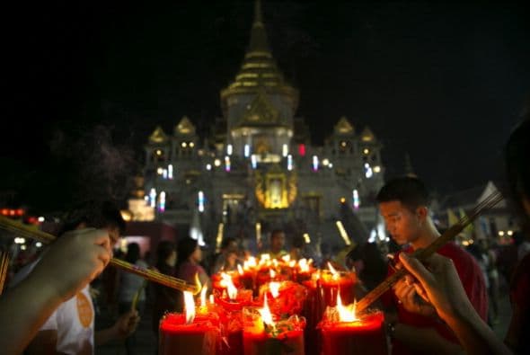 Bailarines participan en un desfile celebrado en Pekín.