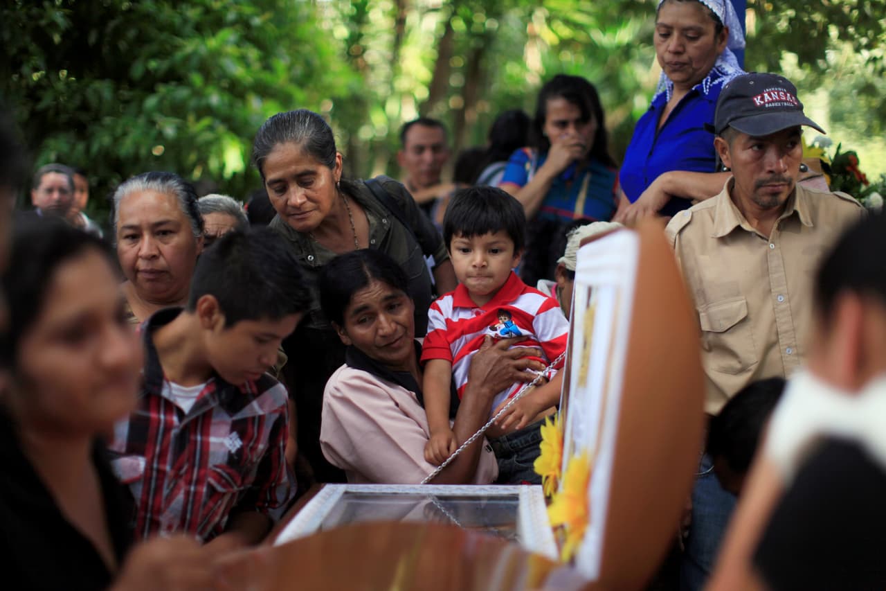 Familiares asisten al funeral del oficial de policía Lorenzo Rojas Herrera y de su hijo, asesinados en noviembre de 2016 por supuestos miembros de la Mara Salvatrucha en Quezaltepeque.