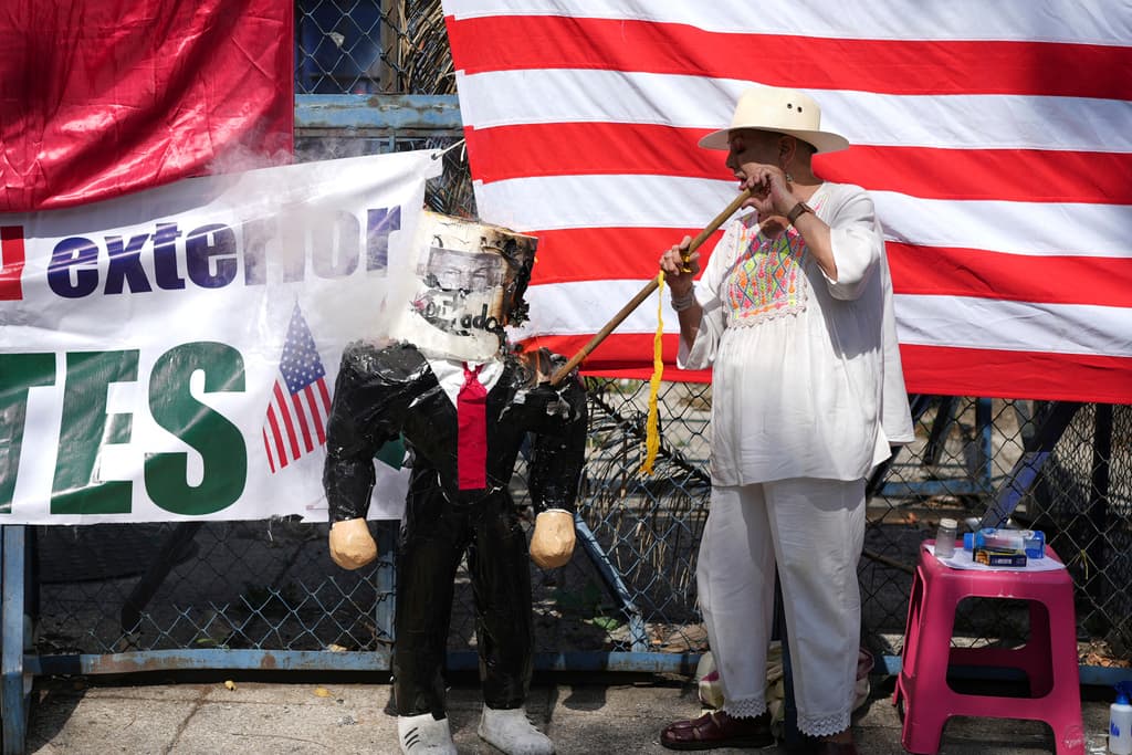Un manifestante quema una piñata del presidente estadounidense Donald Trump frente a la embajada de Estados Unidos en la Ciudad de México, el día de la toma de posesión de Trump, el lunes 20 de enero de 2025. (AP Foto/Eduardo Verdugo)