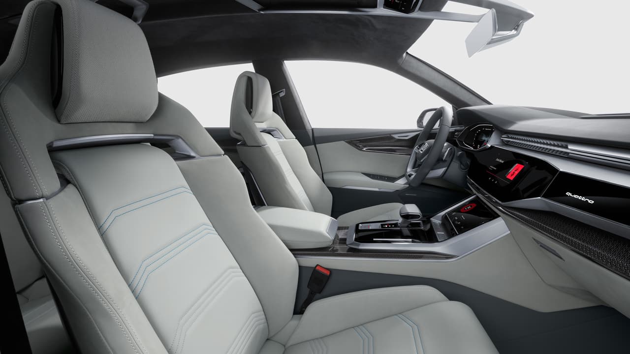 El interior de la Q8 Concept ofrece un 
<b>amplio espacio para cuatro pasajeros</b> e incluso su equipaje, sus líneas largas dan la apariencia de un habitáculo deportivo aunque igualmente lujoso, según asegura Audi.