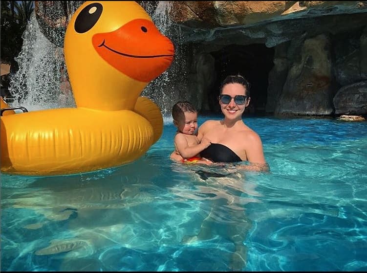 Las vacaciones de verano son para disfrutarse en familia y la actriz Ariadne Díaz lo sabe, es por eso que sin perder el estilo compartió esta fotografía de sus vacaciones en Acapulco con su hijo Diego el pasado 18 de julio.