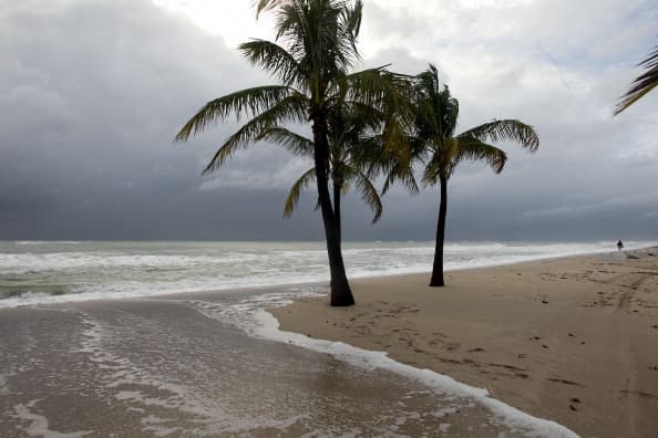 <b>La Luna, el agua y la Astrología</b>
<br>Las mareas que ocurren en nuestro planeta obedecen a la acción de la Luna. Es precisamente este hecho el que ha llevado a pensar que la Luna ejerce una fuerte acción sobre nosotros debido a la gran cantidad de agua que poseemos. En la Astrología, la Luna se asocia con el plano emocional y es regente del signo Cáncer.