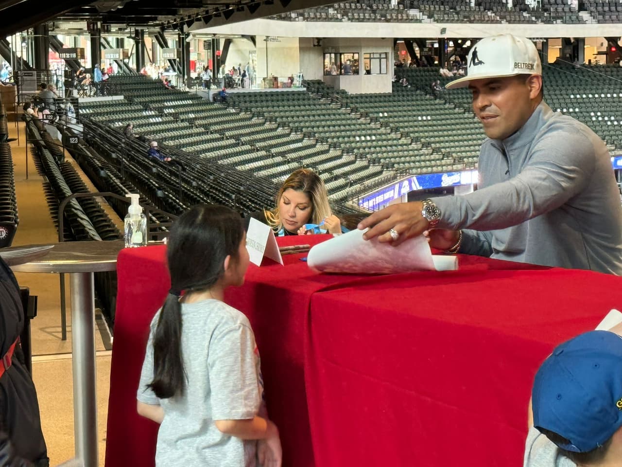Las niñas también son fans del béisbol y esta pequeña esperó con emoción que le firmarán sus souvenir del equipo.