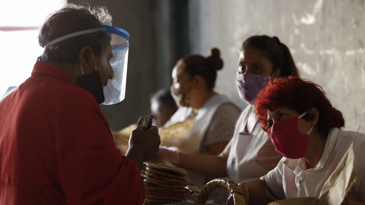 <h3 class="cms-H3-H3">Las polémicas cifras oficiales</h3>
<br>
<br>La decisión del gobierno mexicano de no enfocar su estrategia de mitigación en pruebas masivas de coronavirus, la duda sobre la veracidad de las cifras que las autoridades presentaban fue un tema recurrente en la oposición política y en los medios de comunicación. Cuando 
<i><a href="https://www.nytimes.com/es/2020/05/08/espanol/america-latina/mexico-coronavirus.html" target="_blank">The New York Times</a> </i>reportó que 
<b>la realidad sobre la epidemia en el país está siendo escondida, el presidente Andrés Manuel López Obrador acusó al periódico de no tener ética.</b> Jorge Ramos habló con el reportero Azam Ahmed, quien escribió ese reportaje.