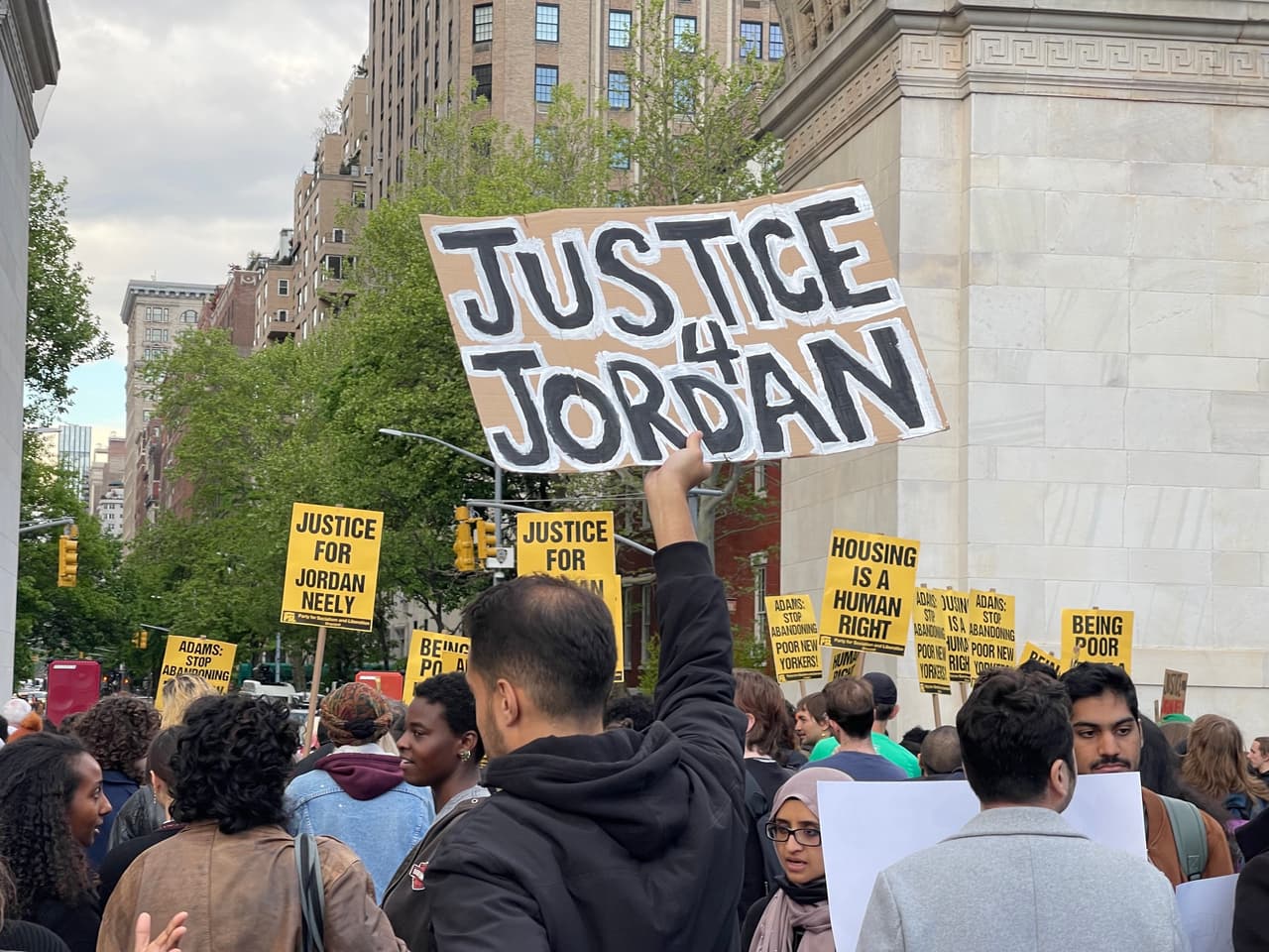 La oficina del forense dictaminó el miércoles por la noche que 
<a href="https://www.univision.com/local/nueva-york-wxtv/muerte-jordan-neely-sometido-tren-subway-investigada-homicidio">Jordan Neely, de 30 años de edad, murió asfixiado</a> por una compresión del cuello.