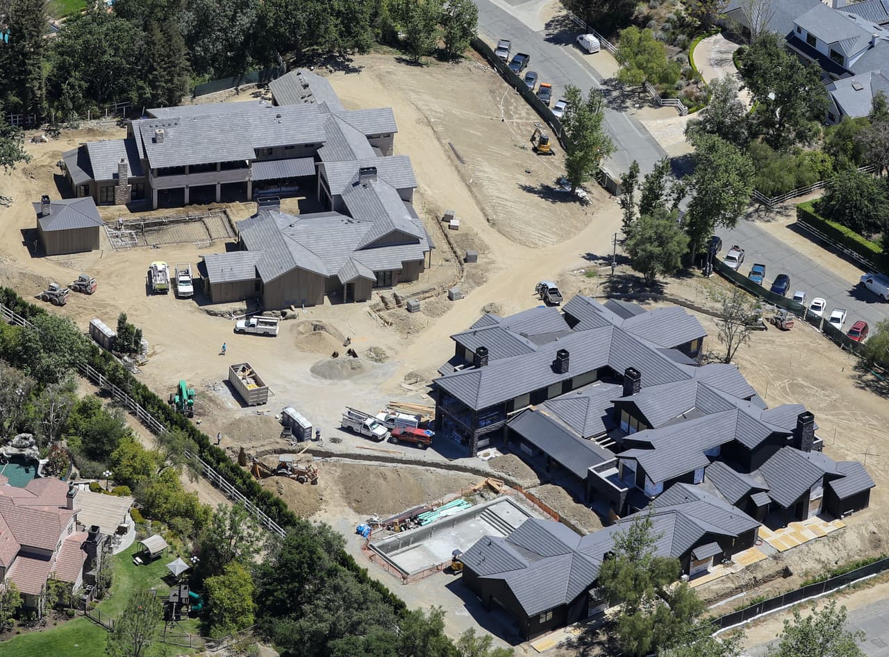 De acuerdo con TMZ, la de Khloé Kardashian (derecha) 
<b><a href="https://www.tmz.com/2021/04/30/khloe-kardashian-kris-jenner-side-by-side-mansion-aerial-photos/" target="_blank">es un poco más grande</a></b> que la de su madre. 
<br>