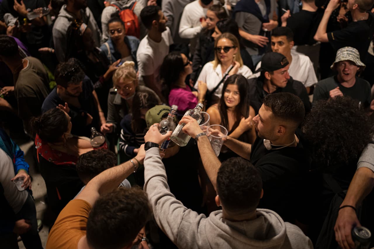 La "marcha" española es una tradición común de los citadinos que recorren locales nocturnos españoles. Esta fue la primera en meses de encierro, pero muchos olvidaron que la pandemia continúa.