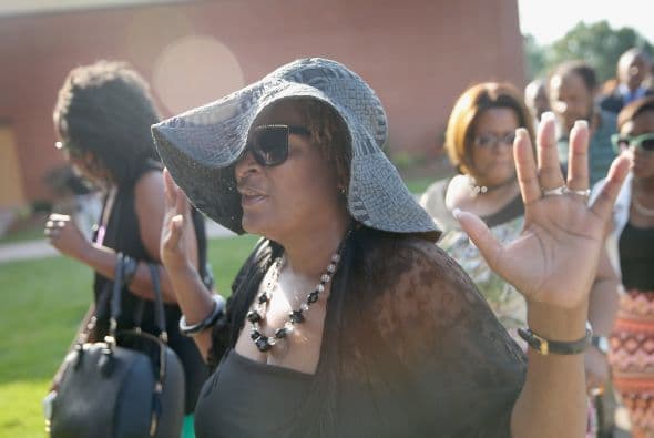 Los presentes lavantaban las manos mientras esperaban en la fila para entrar al templo.