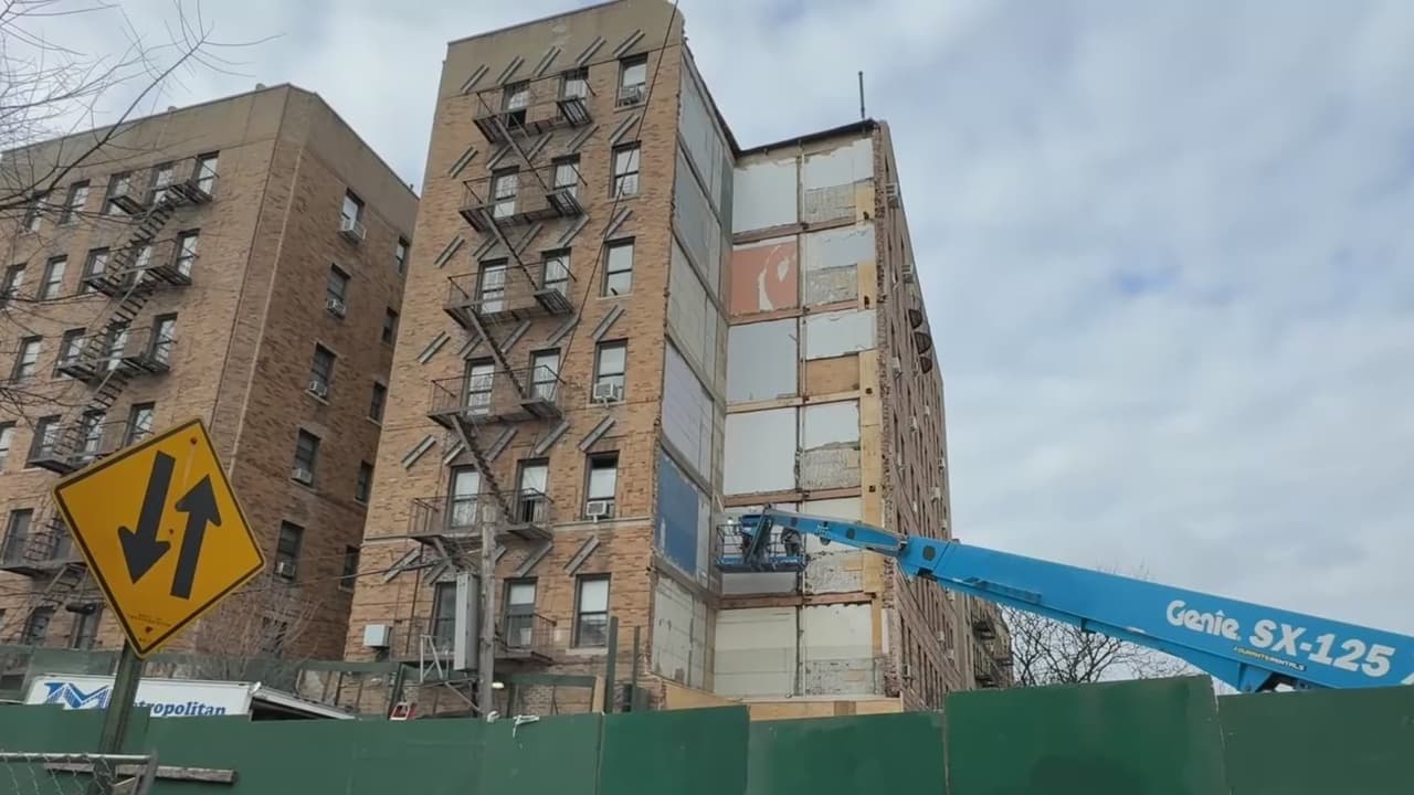 Algunos inquilinos regresan al edificio del parcial derrumbe en El Bronx; otros se niegan